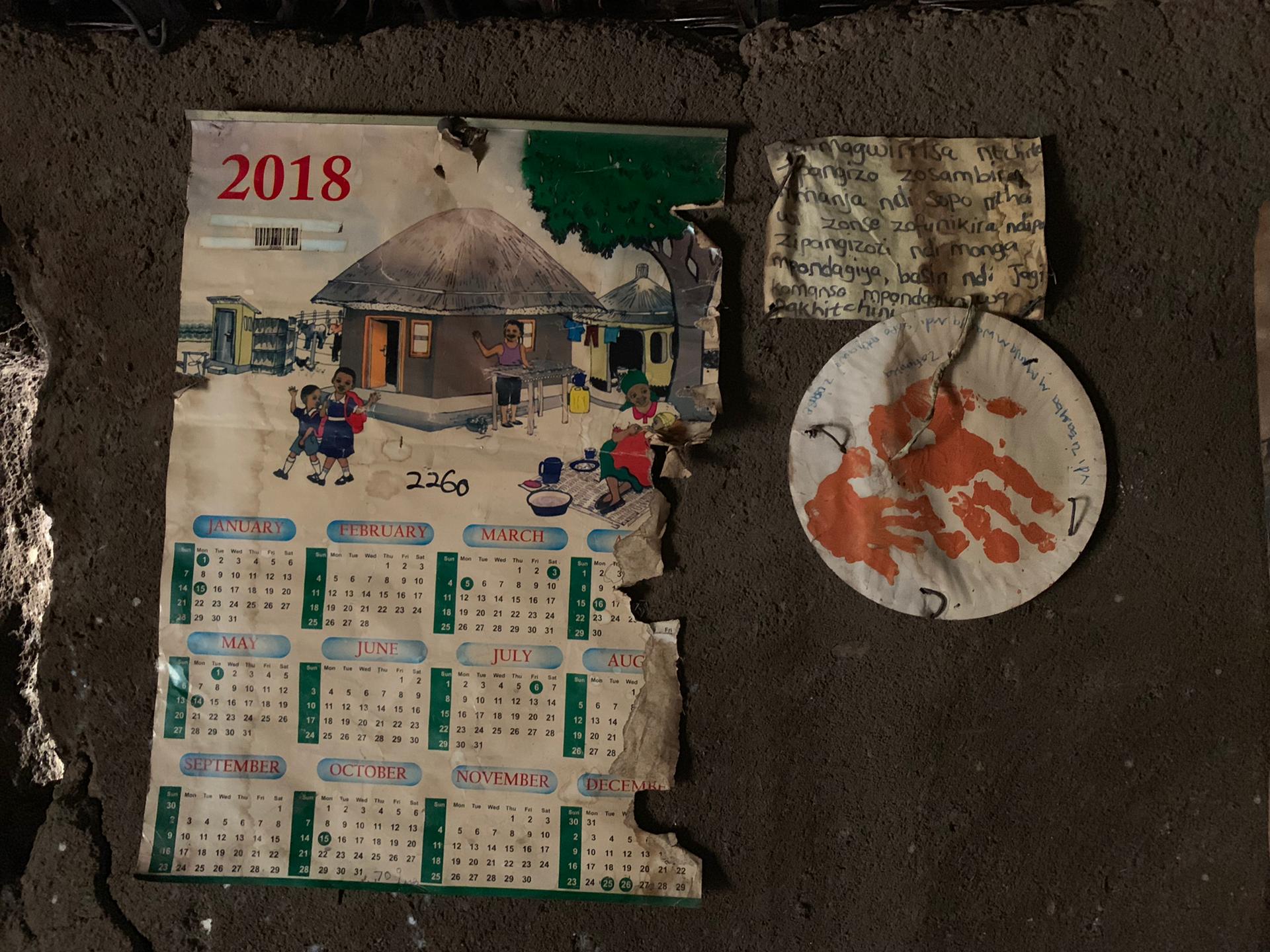 Some of the intervention materials: a calendar and a handprint captured on paper representing the study participant’s commitment to the Hygienic Family intervention. 